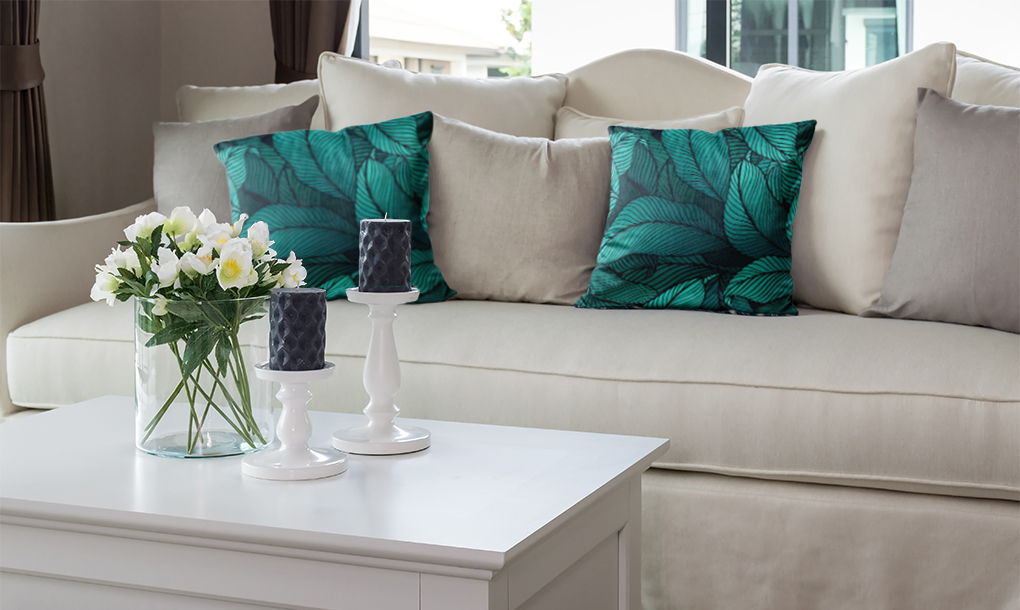 Ideas para combinar el color del sofá con los cojines