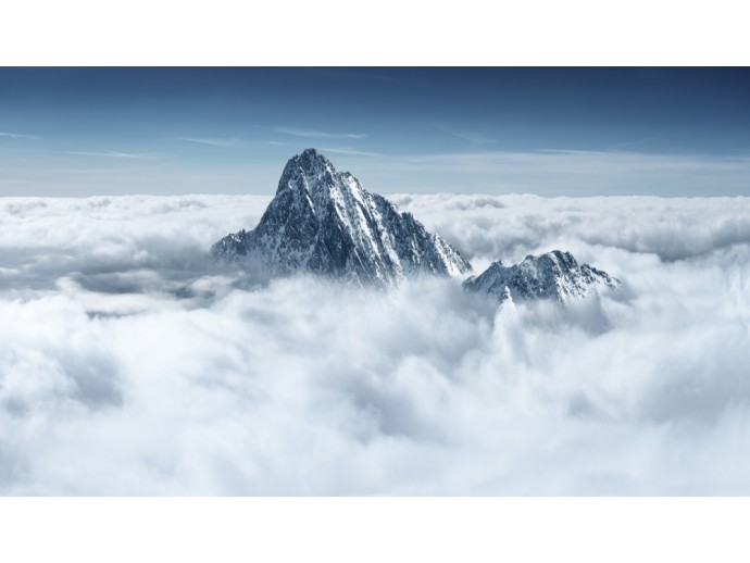 fotomural picos de montañas nubes